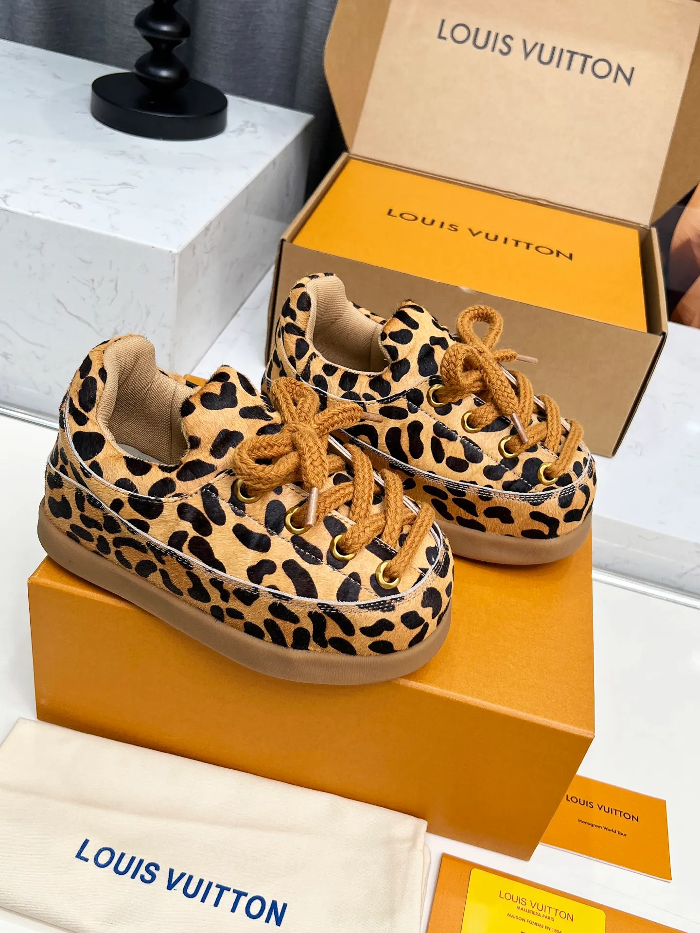[L Family] P: 740💰 Couple model, size: women 35-41 (customized at 41 for women), 39-46 for men (customized at 45.46) The 2025 iteration of this Time Out sneaker, couple model, LV co-branded nigo, donkey brand, Louis Vuitton, ugly, cute😍Many Internet celebrities have shown off their feet, a classic and versatile item. Fabric: Imported high mercerized cow suede. Lining: high-grade elastic mesh, outsole: original molded outsole, palm print rubber outsole with hidden L letter and Monongram flower.